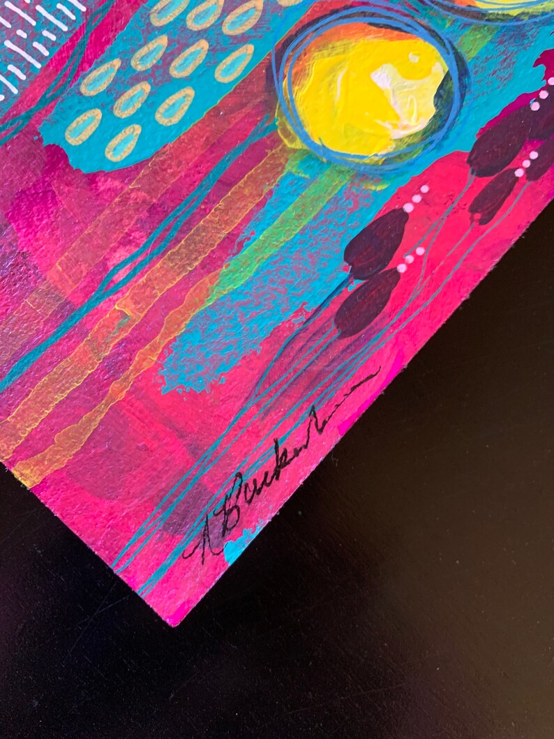 K&ouml;nnte beinhalten: Abstraktes Gem&auml;lde mit leuchtenden Farben, darunter Pink, Gelb, Blau und Gr&uuml;n. Das Gem&auml;lde hat eine strukturierte Oberfl&auml;che und ist unten rechts mit "A. Buckner" signiert.
