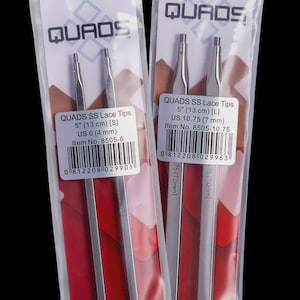 Puede incluir: Dos paquetes de puntas de encaje QUADS SS, cada uno con un par de agujas de tejer de acero inoxidable. Los paquetes están etiquetados con medidas de 13 cm y tallas US 6 y 10.75.