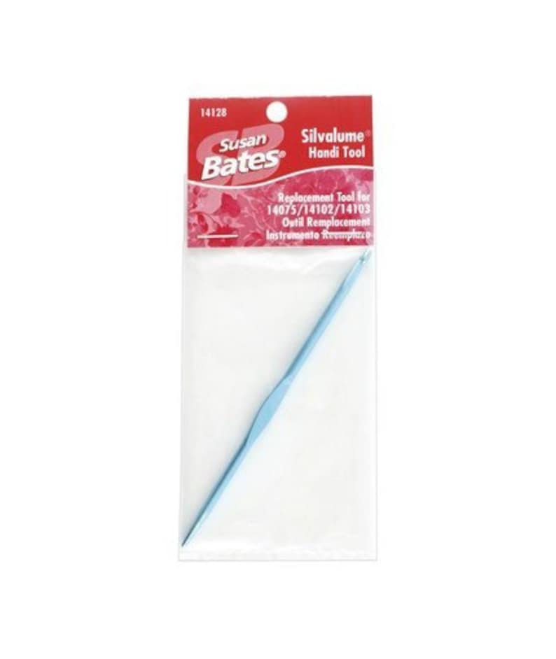 Puede incluir: Una herramienta de reemplazo azul claro para la herramienta Susan Bates Silvalume Handi. El empaque muestra el n&uacute;mero de producto 14128 y el texto "Replacement Tool for 14075/14102/14103 Outil Remplacement Instrumento Reemplazo".