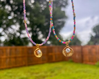 Collar de cuentas hecho a mano con dije