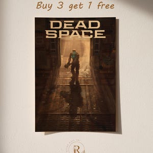 Peut inclure: Affiche encadrée du jeu vidéo "Dead Space". L'image présente un personnage en combinaison spatiale dans un couloir sombre et futuriste. Le titre "DEAD SPACE" est affiché en haut. Le texte "Buy 3 get 1 free" est également visible.