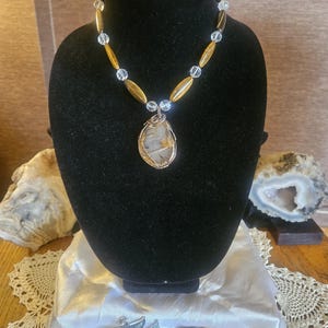 Colar com pingente de pedra natural em fio de ágata musgosa