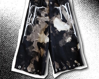 schwarze long shorts / jeans / bleached / bemalt / alternative / techno