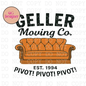 Puede incluir: Un dise&ntilde;o gr&aacute;fico con el texto "Geller Moving Co." encima de una ilustraci&oacute;n de un sof&aacute; naranja. Debajo del sof&aacute;, el texto dice "PIVOT! PIVOT! PIVOT!" y "EST. 1994". Un logotipo de "OG Designer" est&aacute; en la parte superior izquierda.