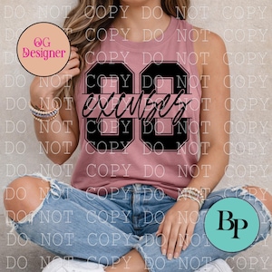 Puede incluir: Una camiseta sin mangas de color malva con la palabra "excuses" en fuente negra, centrada dentro del número "86". El número está delineado en negro. La camiseta es de estilo casual.