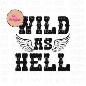 以下が含まれることがあります： 太字で様式化されたフォントで「WILD AS HELL」という言葉が書かれた黒いグラフィックデザイン。 「AS」という単語は、様式化された一対の翼の間に配置されています。 「OG Designer」というテキストが入った円形のロゴが左上にあります。