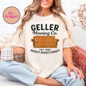 Puede incluir: Camiseta color crema con el texto "GELLER Moving Co." sobre una ilustraci&oacute;n de un sof&aacute; naranja. Debajo del sof&aacute;, el texto dice "EST. 1994 PIVOT! PIVOT! PIVOT!". La camiseta tiene cuello redondo y mangas cortas.