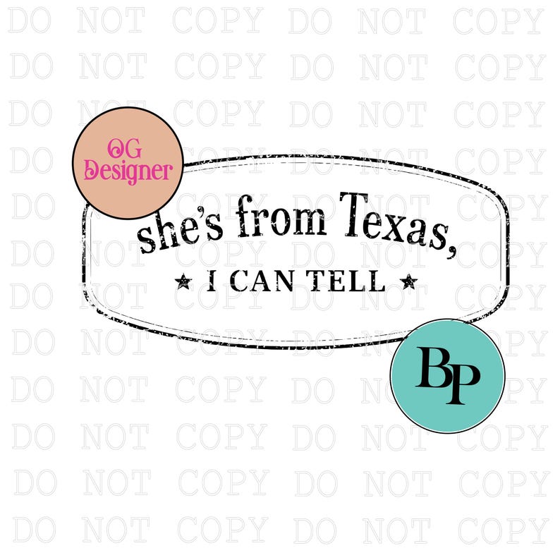 K&ouml;nnte beinhalten: Wei&szlig;er Hintergrund mit dem Text "she's from Texas, I CAN TELL" in schwarzer, verblichener Schrift. Der Text befindet sich in einer schwarz umrandeten Form. Es gibt zwei runde Logos, eines rosa und eines t&uuml;rkis, mit Text.