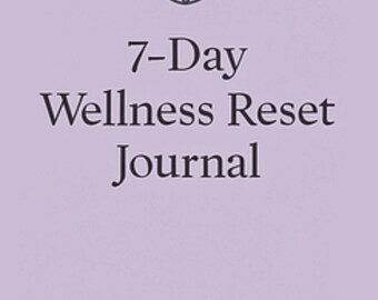 Può includere: Un diario di colore lavanda con il testo "7-Day Wellness Reset Journal" in nero. In alto c'è un semplice disegno a tratto di un fiore. Il diario è progettato per il benessere e la cura di sé.