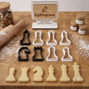 Könnte beinhalten: Ein Set aus 3D-gedruckten Schachfiguren-Ausstechformen in Schwarz und Weiß, begleitet von einem Holzschild mit der Aufschrift EgiEngrave Premium 3D-Printed Chess Piece Cookie Cutter Set, sowie gebackenen Keksen, Nudelholz und Gewürzgläsern.