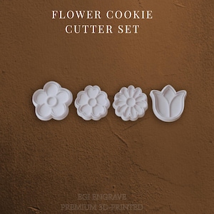 Pode incluir: Um conjunto de quatro cortadores de biscoitos brancos em forma de flor dispostos numa fila horizontal. O texto FLOWER COOKIE CUTTER SET está impresso no topo e EGI ENGRAVE PREMIUM 3D-PRINTED na base. Cada cortador tem uma forma floral.