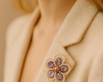 Broche de flor de perla hecho a mano – Broche de pétalo de concha natural – Elegante joya nupcial – Broche llamativo de estilo vintage