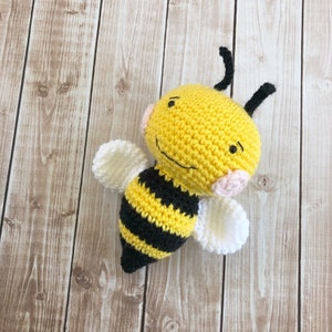 Juguete de peluche de abeja, muñeco de abeja, juguete de abeja, abeja bebé de ganchillo, accesorio de fotografía, juguete de peluche, juguete suave, juguete Amigurumi, hecho por encargo