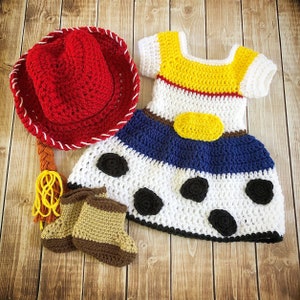 以下が含まれることがあります： トイストーリーの映画シリーズのキャラクター、ウッディをモチーフにした、かぎ針編みで作られたベビーコスチュームです。コスチュームには、赤いカウボーイハット、白地に牛柄の白いスカートのついた黄色と青のドレス、茶色のカウボーイブーツが含まれています。