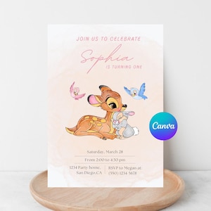 Peut inclure: Une invitation d'anniversaire avec un faon et un lapin de dessin animé, ainsi que des oiseaux roses et bleus. Le texte dit "Rejoignez-nous pour célébrer Sophia fête ses un an." Comprend la date, l'heure et les détails RSVP.