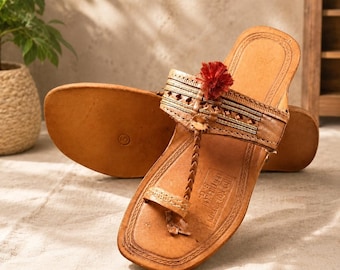 Sandalias Kolhapuri de cuero hechas a mano para mujer, calzado étnico bohemio tradicional indio plano en tono marrón claro.