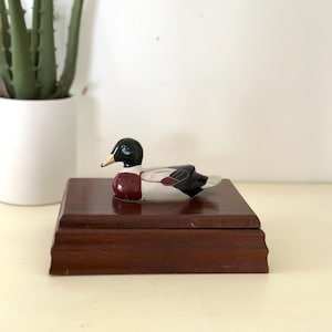 1981 Porta-cartas de madeira Albert E Price Products Porcelana Pato Top Shelf Decor Cabin Country Woodland retro