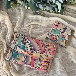 Emily Ann de Boca Raton anos 1980 Clutch de couro + carteira bifold | Índia rosa feminina, étnica geométrica e flexível pintada à mão