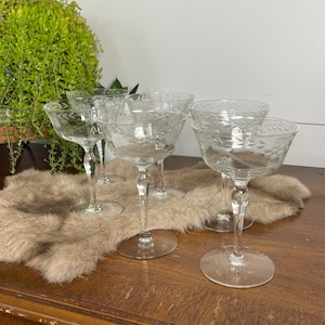 Six Optic Coupé Champagne Cocktail-Glaswaren / getäfelt mit Teardrop Stem Depression Glass Party Stemware