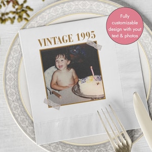 Può includere: Un tovagliolo bianco con una foto di un bambino e una torta di compleanno. Il testo "VINTAGE 1995" è stampato in oro. Un cerchio rosa indica "Design completamente personalizzabile con il tuo testo e le tue foto".
