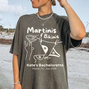 Maglietta per addio al nubilato con Martini e Bikini, maglietta personalizzata per addio al nubilato in spiaggia, viaggio di fine settimana tra ragazze, regalo per damigelle d&#39;onore, Martini e Bikini