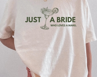Shirt Just A BRIDE Who Loves Margs - shirt aangepaste bruid, vrijgezellenfeest grappig shirt vrijgezellenfeest, shirt vrouw, shirt kippen, cadeau voor bruid