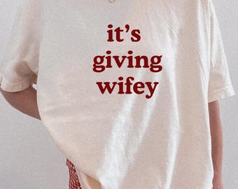 Its Giving Wifey T-shirt - Bride to Be-shirt, pasgetrouwde T-shirt, aangepast verlovingscadeau, huwelijksreisoutfit, trouwdag T-shirt, Wifey Vibes, bruid