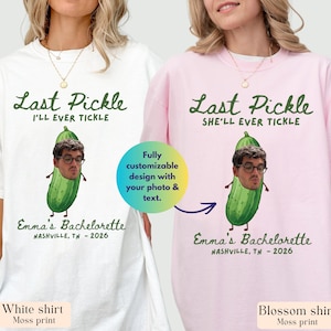 以下が含まれることがあります： 白いTシャツと薄いピンクのTシャツ。それぞれに人の顔が描かれた緑色のピクルスのイラストと、Last Pickle I'll Ever TickleまたはShe'll Ever Tickle、そしてEmma's Bachelorette Nashville, TN - 2026という濃い緑色の文字がプリントされています。