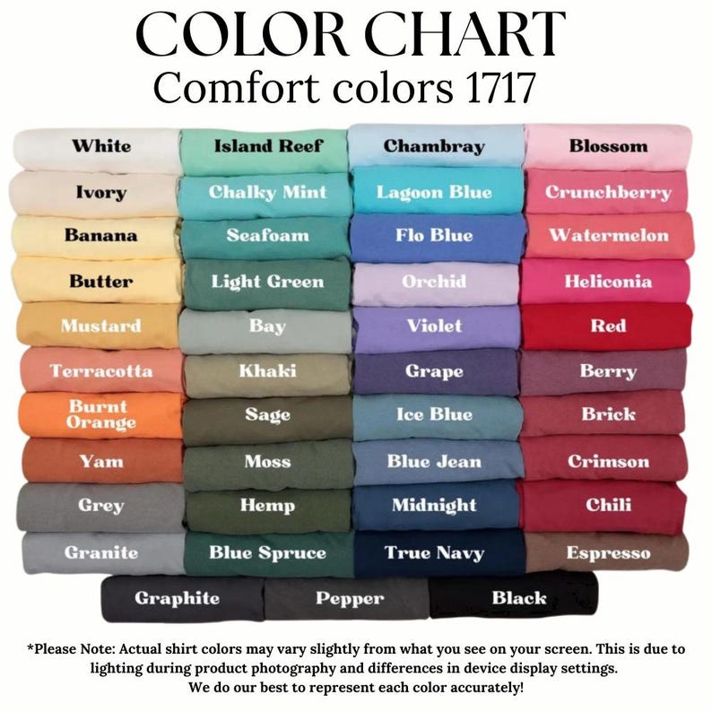 Op de afbeelding: Kleurenkaart van Comfort Colors 1717 shirts, met een verscheidenheid aan tinten. De kaart toont kleuren als wit, blauw, roze, oranje en groen, met namen als "Blossom", "Chambray" en "Terracotta". De tekst onderaan legt kleurvariaties uit.