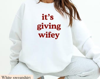 Its Giving Wifey Sweatshirt - Bride to Be sweater, pasgetrouwde T-shirt, aangepast verlovingscadeau, huwelijksreisoutfit, trouwdag T-shirt, Wifey Vibes