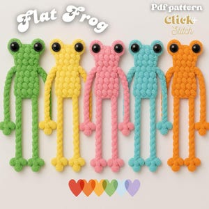 Könnte beinhalten: Fünf handgefertigte Häkelfrosch-Spielzeuge in Grün, Gelb, Rosa, Blau und Orange. Jeder Frosch hat große schwarze Augen und lange, herabhängende Gliedmaßen. Der Text "Flat Frog" und "Click + Stitch" sind sichtbar.