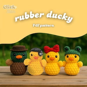 Puede incluir: Cuatro patitos de goma tejidos con diferentes accesorios: un sombrero verde, un parche de pirata, un lazo rojo y un gorro de rana verde. El texto "rubber ducky" y "Pdf pattern" se muestra.