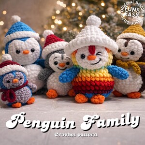 Peut inclure: Plusieurs figurines de pingouins crochetés aux couleurs vives, notamment bleu, blanc, rouge et jaune. Chaque pingouin porte un chapeau et a des pieds oranges. Le texte "Penguin Family Crochet pattern" est également présent.
