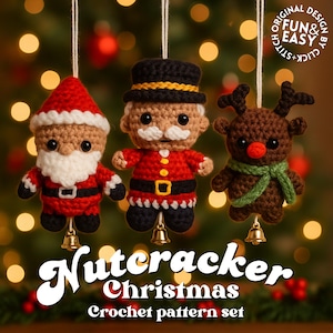Könnte beinhalten: Drei gehäkelte Weihnachtsschmuckstücke: Weihnachtsmann, Nussknacker und Rentier. Der Weihnachtsmann-Schmuck ist rot und weiß, der Nussknacker ist rot und schwarz, und das Rentier ist braun mit einem grünen Schal. Jedes Schmuckstück hat eine kleine goldene Glocke.