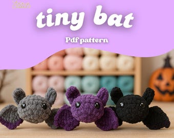 Pode incluir: Três morcegos de crochê cinza, roxo e preto, com olhos grandes e asas abertas, são exibidos em uma superfície de madeira. A imagem inclui o texto "tiny bat" e "Pdf pattern", sugerindo um projeto de artesanato.