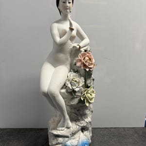 Vintage Japanese Asian Geisha Hand Painted Porcelain flowers Statue Figurine