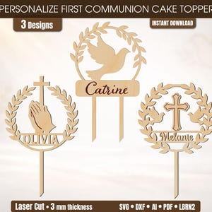 Pode incluir: Três topos de bolo de madeira cortados a laser para a Primeira Comunhão. Os designs incluem uma pomba, mãos em oração e uma cruz, cada um com um nome. Os topos têm 3 mm de espessura e estão disponíveis para download imediato.