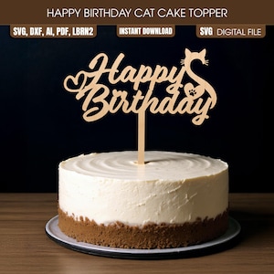 Peut inclure: Un gâteau rond avec un glaçage blanc et une base marron, surmonté d'un cake topper en bois "Happy Birthday". Le topper présente les mots "Happy Birthday" en écriture cursive, avec une silhouette de chat et une empreinte de patte.