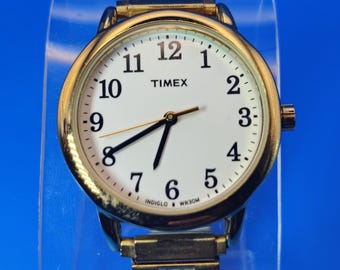 Working VP by TIMEX Womens Dainty Watch 30 mm Gold Tone Bracelet MOP dial Fit 7\