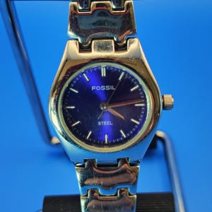 Vintage 2002 Fossil Emerald Blue Dial 28mm Women