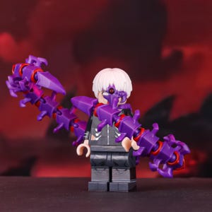 Könnte beinhalten: Eine Lego-Figur eines Charakters mit weißen Haaren und einem teilweise maskierten Gesicht. Die Figur trägt eine schwarze Jacke und graue Hose. Sie hält eine große, violette, stachelige Waffe. Der Hintergrund ist ein verschwommenes Rot.