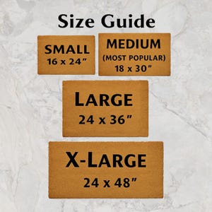 Puede incluir: Una gu&iacute;a de tallas para felpudos, con el texto "Size Guide" en la parte superior. La gu&iacute;a muestra cuatro tama&ntilde;os: Peque&ntilde;o (40,6 x 61 cm), Mediano (45,7 x 76,2 cm), Grande (61 x 91,4 cm) y X-Grande (61 x 122 cm).