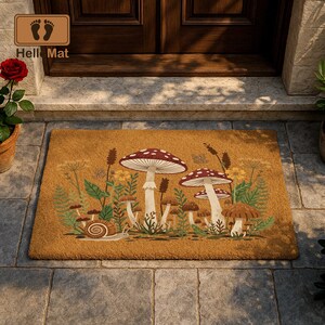 Puede incluir: Una alfombra rectangular con un dise&ntilde;o de setas y bot&aacute;nico. La alfombra presenta un fondo marr&oacute;n con ilustraciones de setas de sombrero rojo, helechos y un caracol. El texto "Hell Mat" est&aacute; en la esquina superior izquierda.