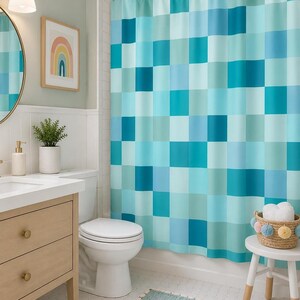 Turquoise douchegordijn met blauw verloop en dambordpatroon voor moderne badkamers