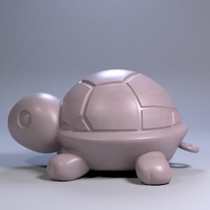 Op de afbeelding: Een lichtpaarse schildpadfiguur met een gesegmenteerd schild, een kleine staart en vier korte poten. De schildpad is effen van kleur en staat op een lichtgrijze ondergrond.