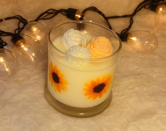 Vela de girasol con partes superiores florales de 10 oz - Vela de girasol y floración - vela de verano - vela de primavera - vela rústica - vela naranja - regalo