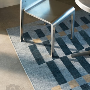 Handwoven Flatweave Wool Rug – Modern Checkered Design – Rectangular Blue Beige Area Carpet – Minimalist Scandinavian Decor Large Area Rug