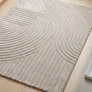 Tapete bege ondulado - Tapete tufado à mão com textura esculpida em 3D - Tapete bege moderno e minimalista - Decoração de piso neutra com arcos - Tapete bege ondulado