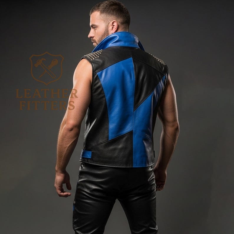 Może przedstawiać: Czarna i niebieska sk&oacute;rzana kamizelka ze srebrnymi ćwiekami na ramionach. Kamizelka ma niebieski kołnierz i geometryczny wz&oacute;r. Logo Leather Fitters jest widoczne w tle.