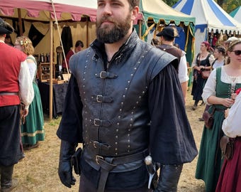 Colete Túnica Medieval Masculino Artesanal em Couro Preto com Gola Alta, Armadura de Guerreiro Renascentista para LARP, Colete Fantasia para Fantasia, Feira Renascentista e Cosplay